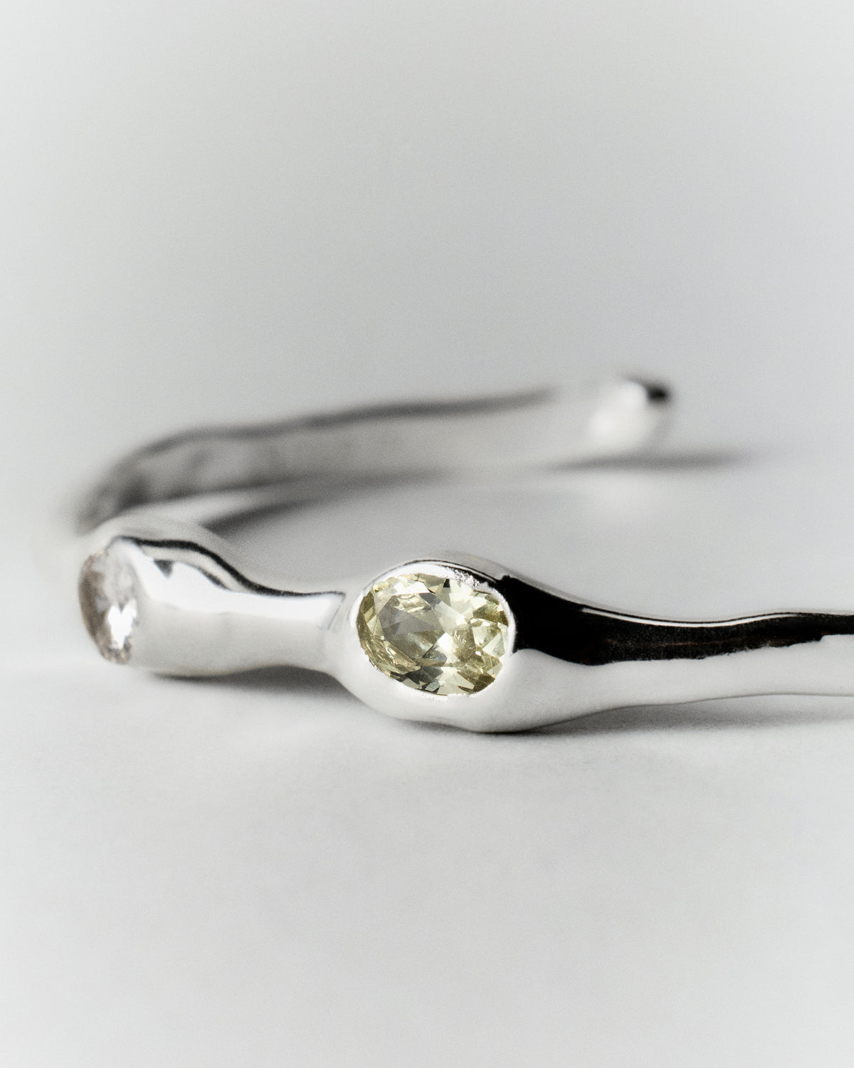 Ambar Bracelet in silver: close-up of the bracelet's paired pale stone settings.