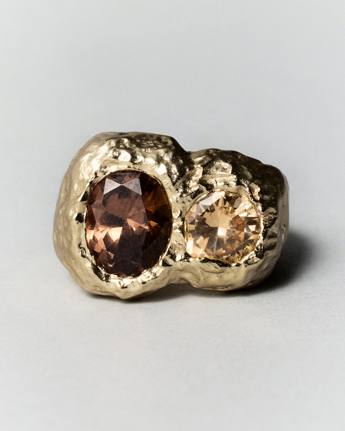 Cocoon Ring in gold: front view of the wide ring's textured stone settings.