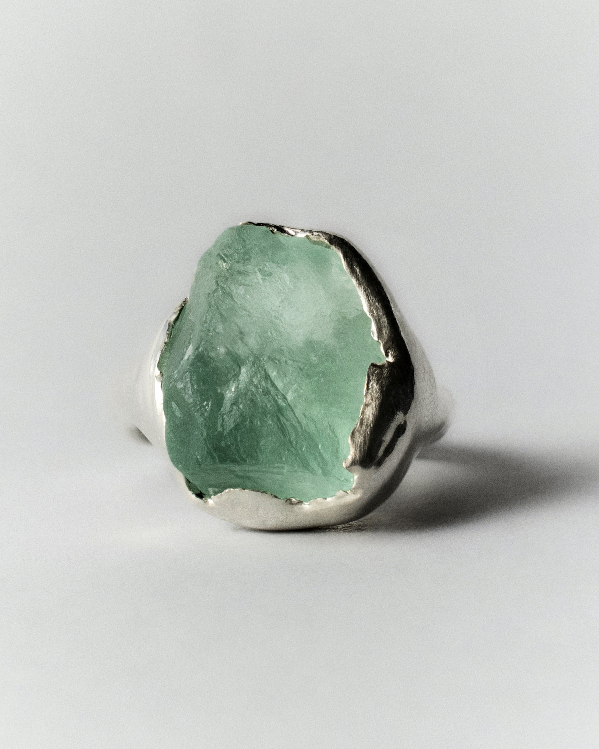Fluorita Ring in silver: front view of the green rough stone in a sculptural setting.