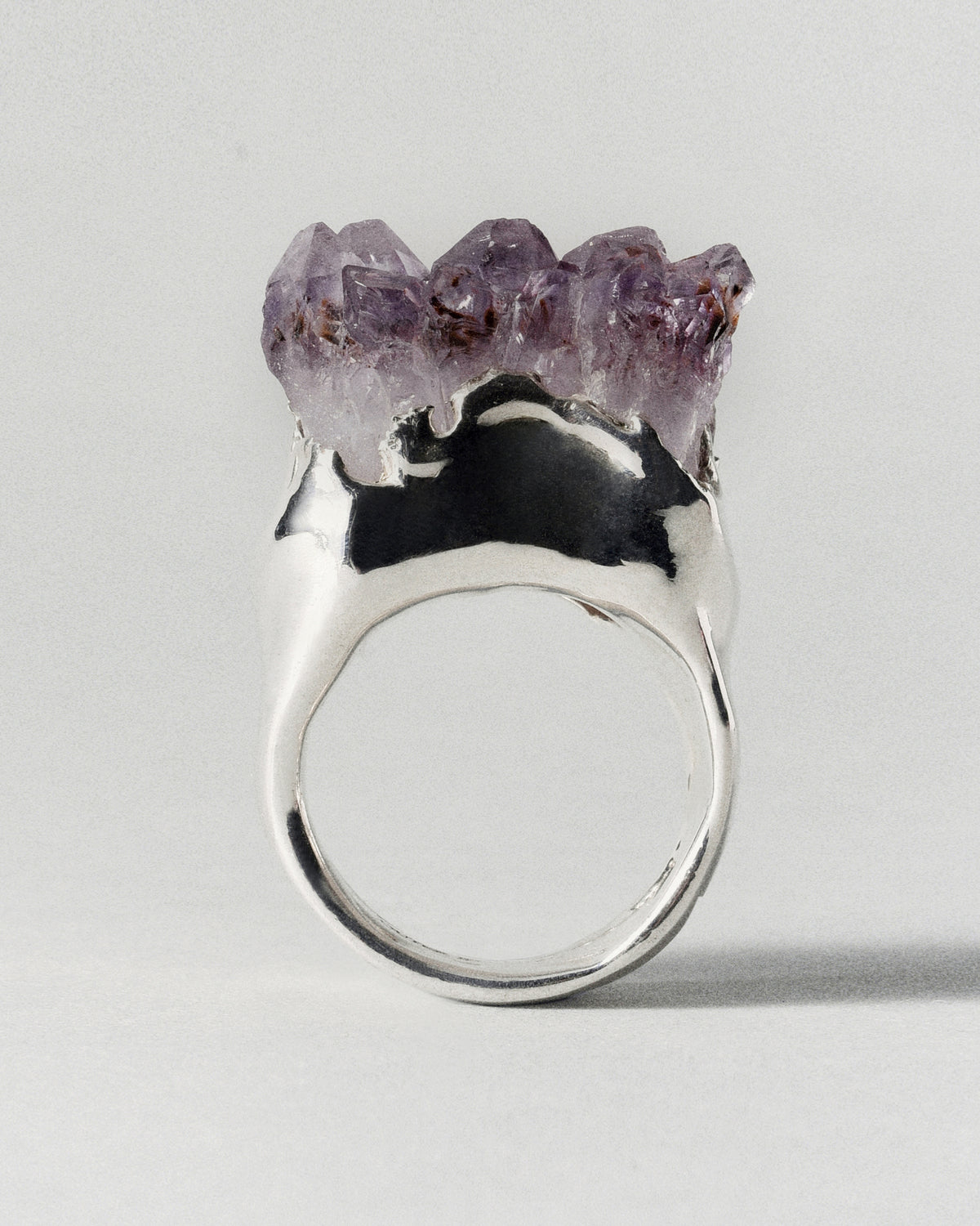 Gran Amatista Ring in silver: side profile of a ring topped with a purple crystal cluster.