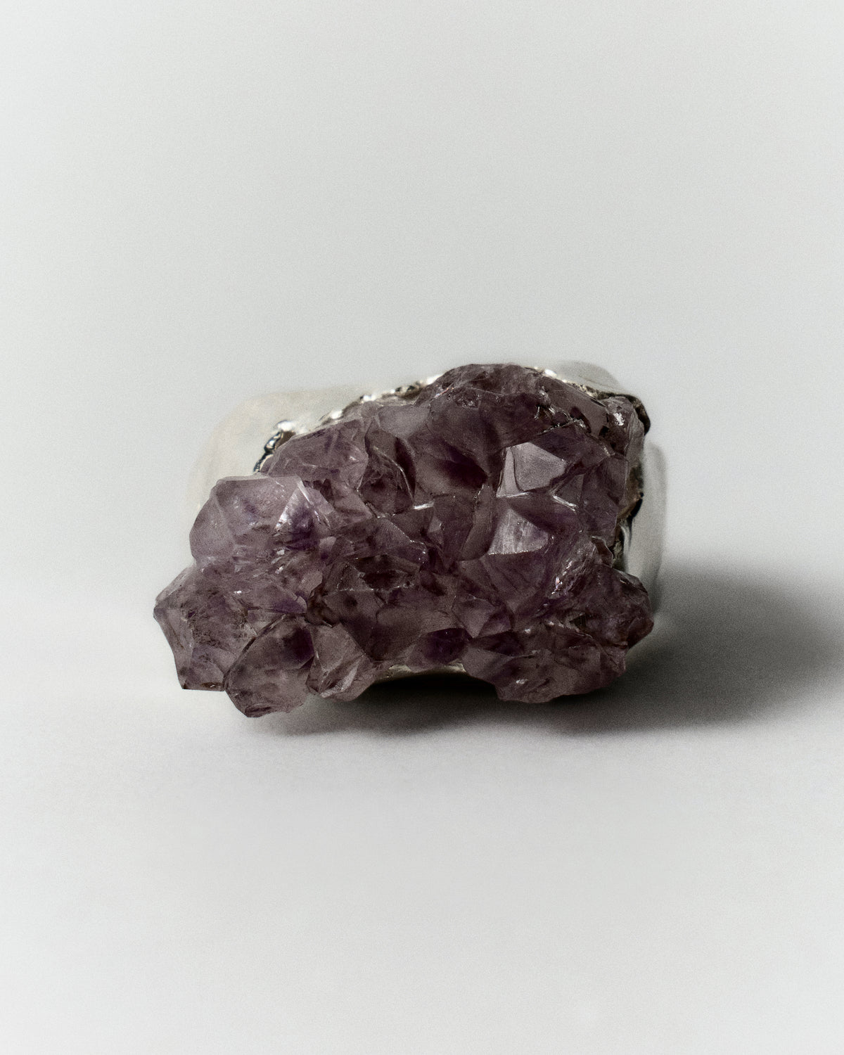 Gran Amatista Ring in silver: front view of the ring's rough purple crystal cluster.