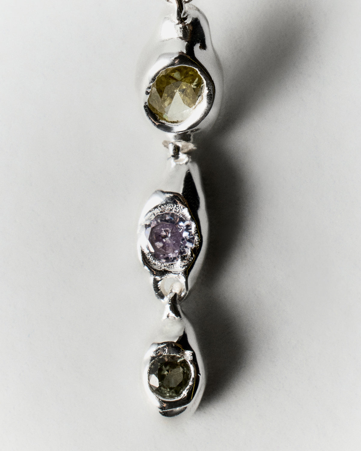 Prado Pepita Long Earrings in silver: close-up of the long earring's linked contrasting stones.