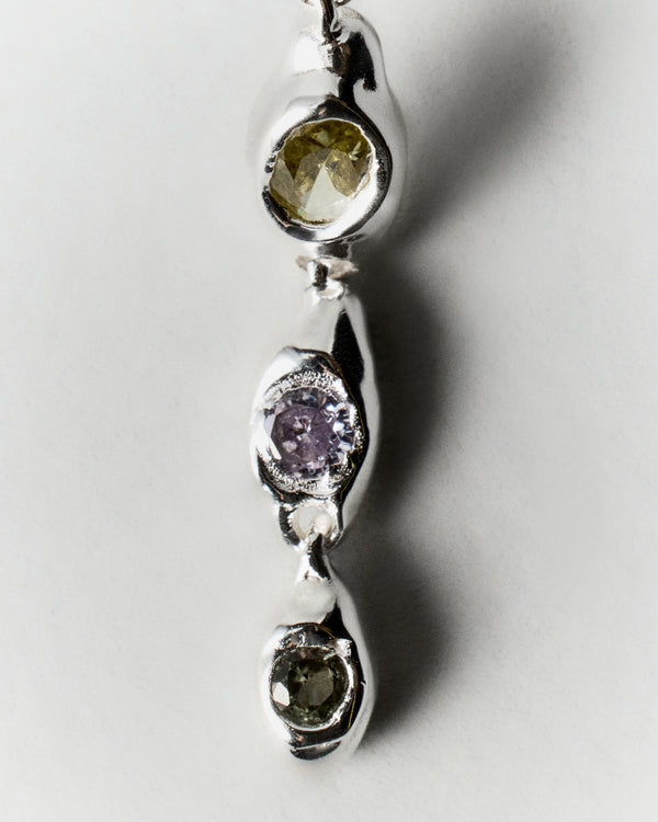 Prado Pepita Long Earrings in silver: close-up of the long earring's linked contrasting stones.