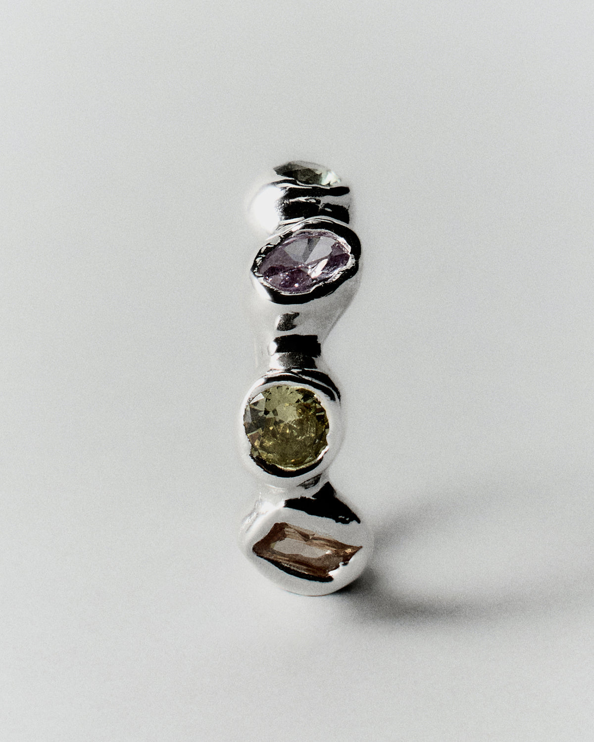 Prado Pepita Ring in silver: ring standing upright with three contrasting stone settings.