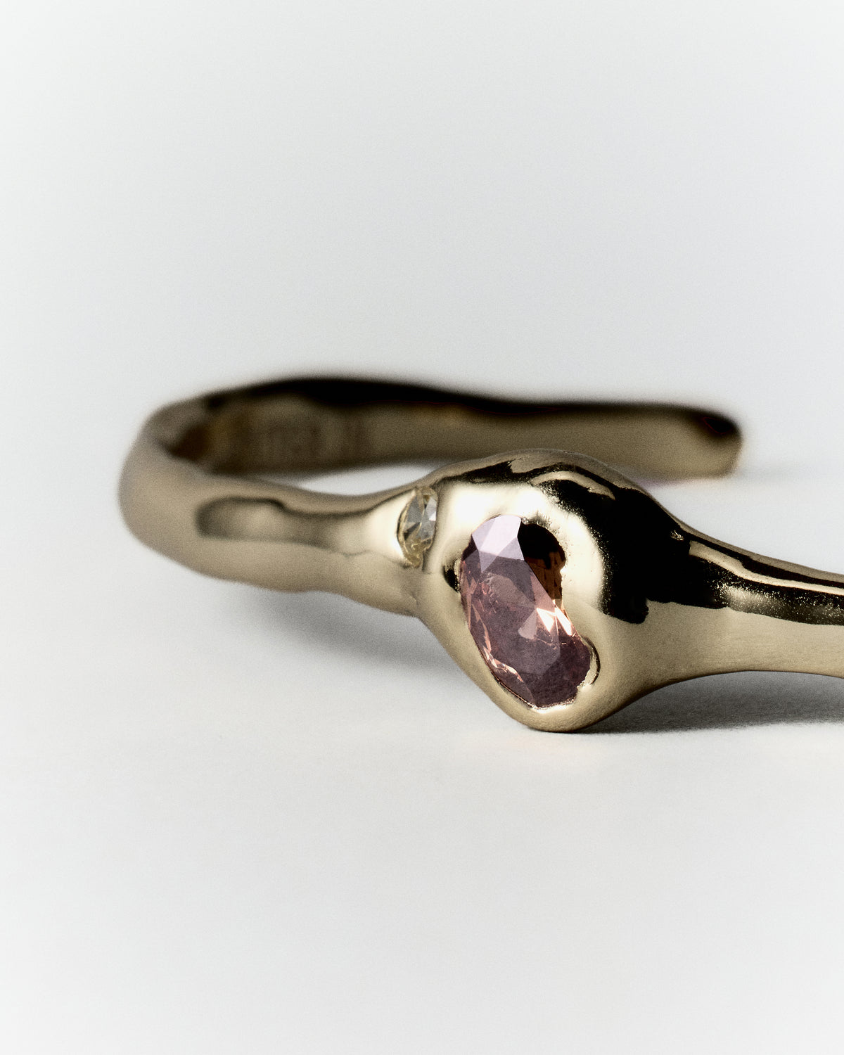 Salvia Bracelet in gold: close-up of the bracelet's pale purple stone and smooth setting.