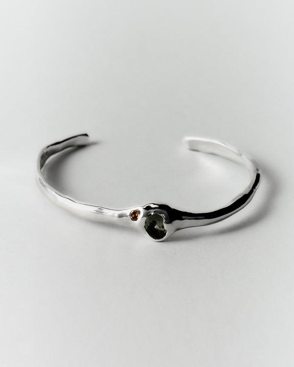 Salvia Bracelet in silver: open slender cuff bracelet with a small central green stone.
