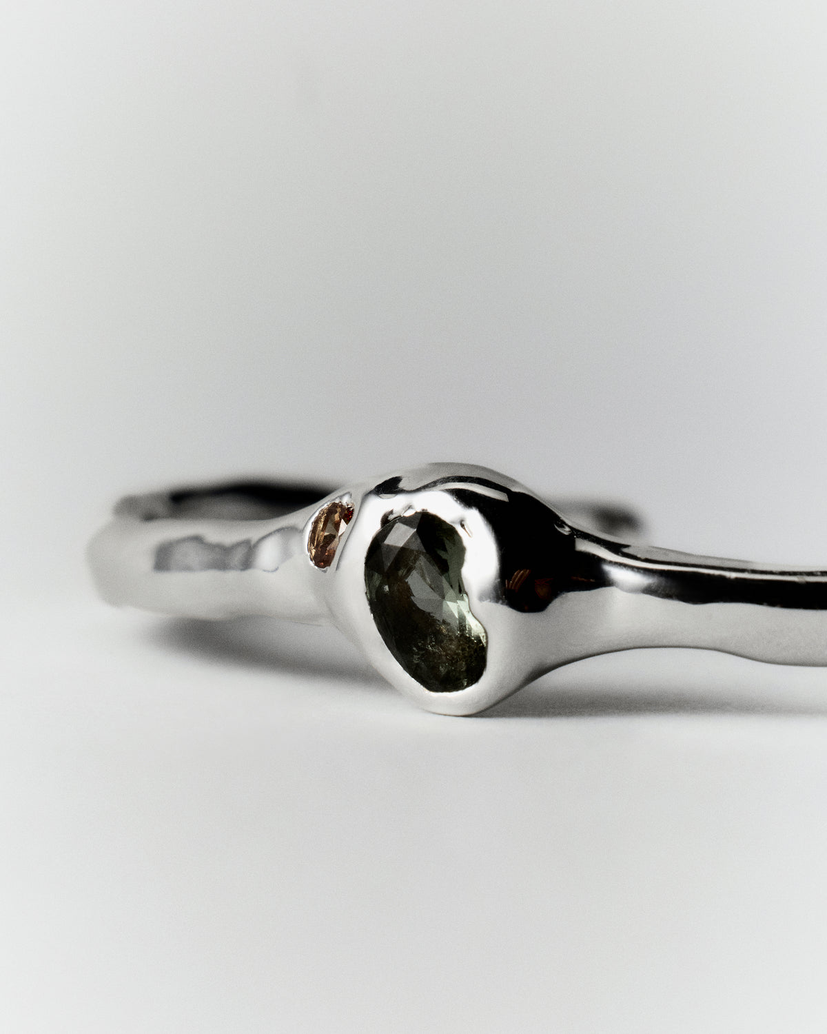 Salvia Bracelet in silver: close-up of the bracelet's green stone and smooth setting.
