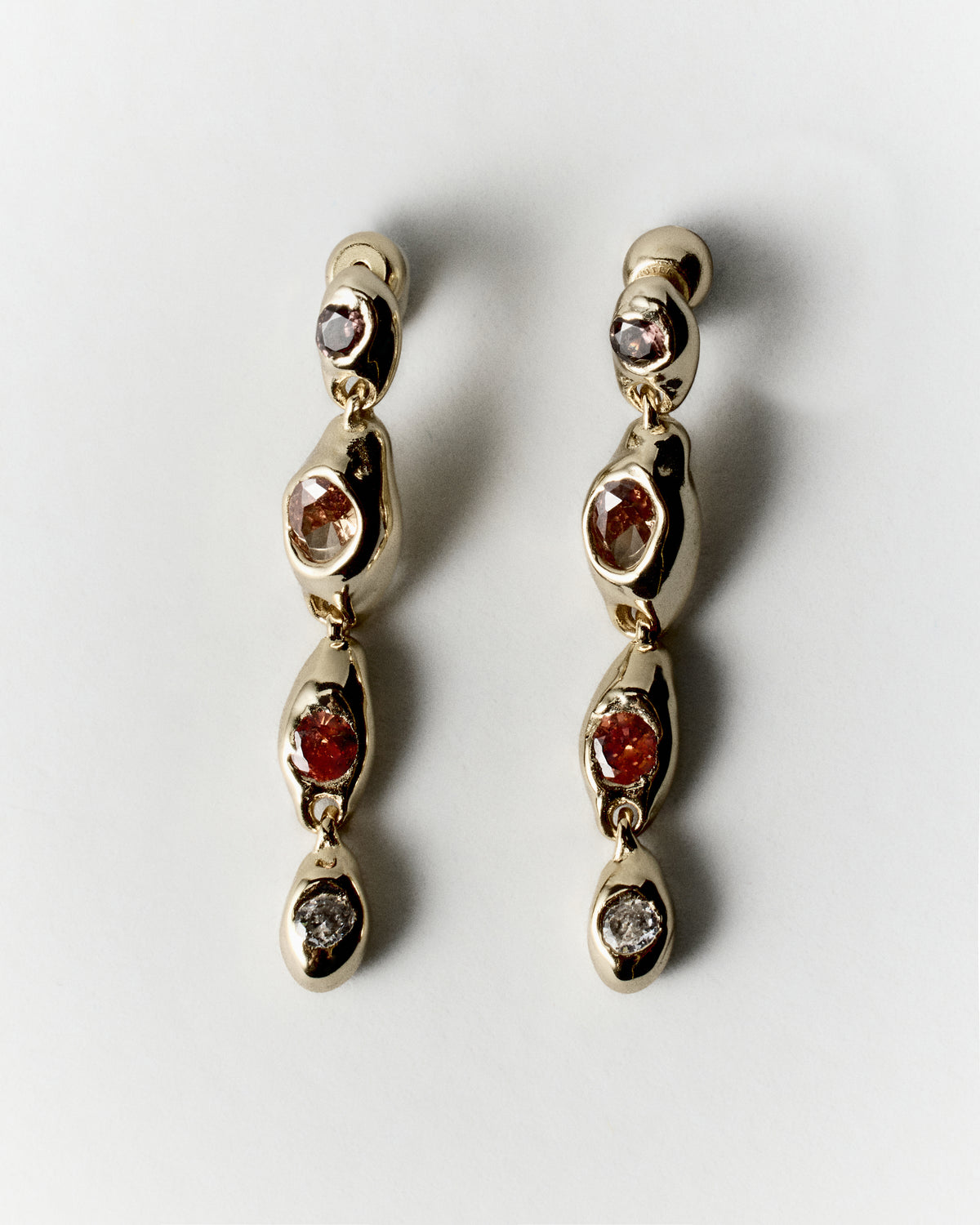Sunset Pepita Long Earrings in gold: pair of long dangling earrings with linked warm-colored stones.